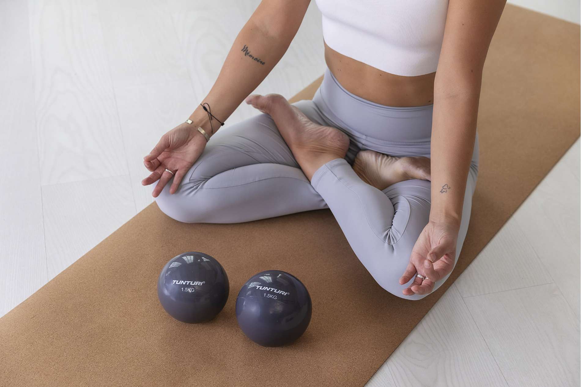 Võimlemispall TUNTURI Yoga Toningball 1.5kg, antratsiit