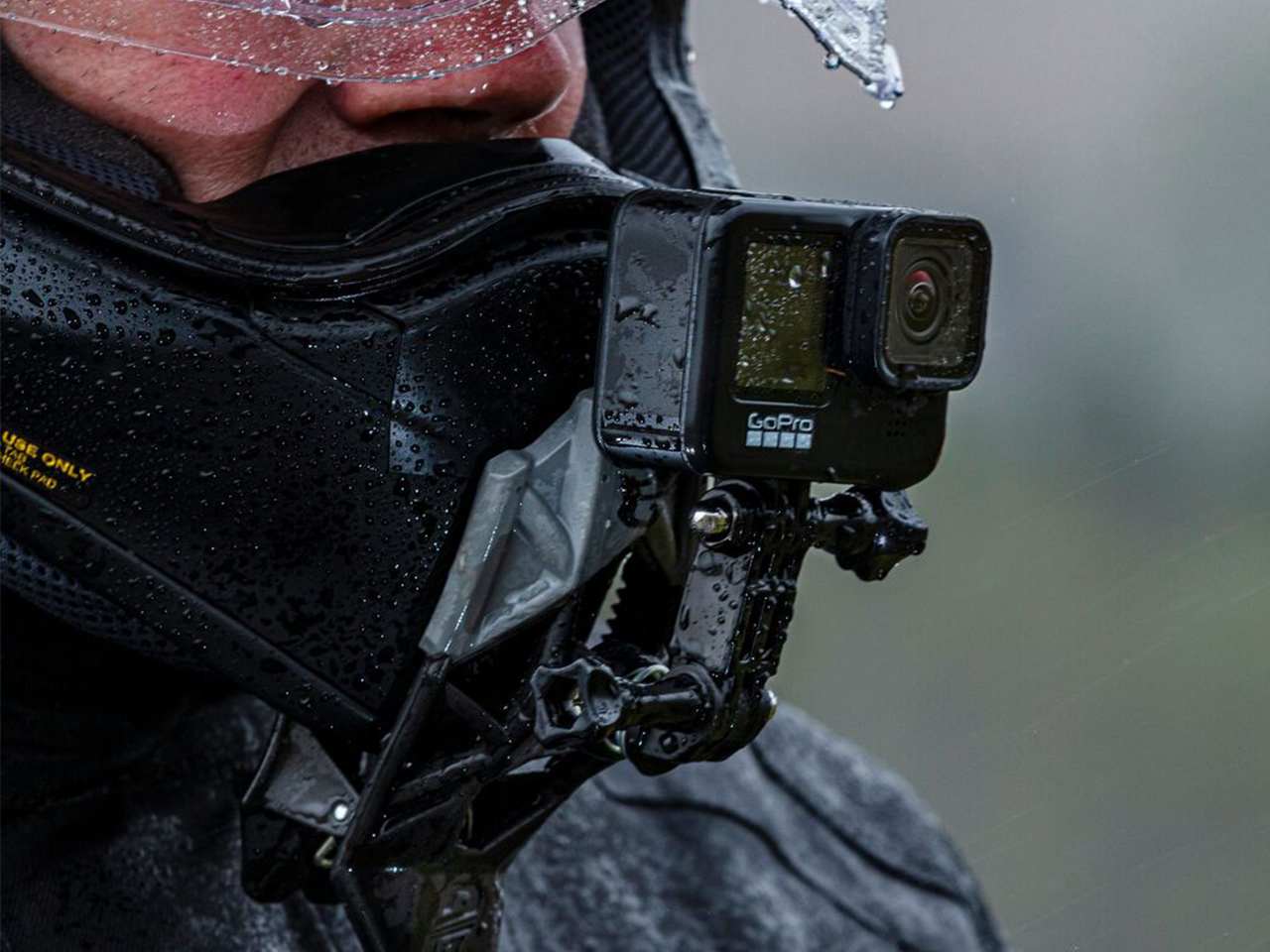 Kiivri lõuakinnitus seikluskaamerale Dango Design (must/oranž)